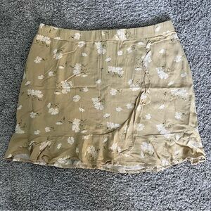 AMERICAN EAGLE YELLOW FLORAL MINI SKORT